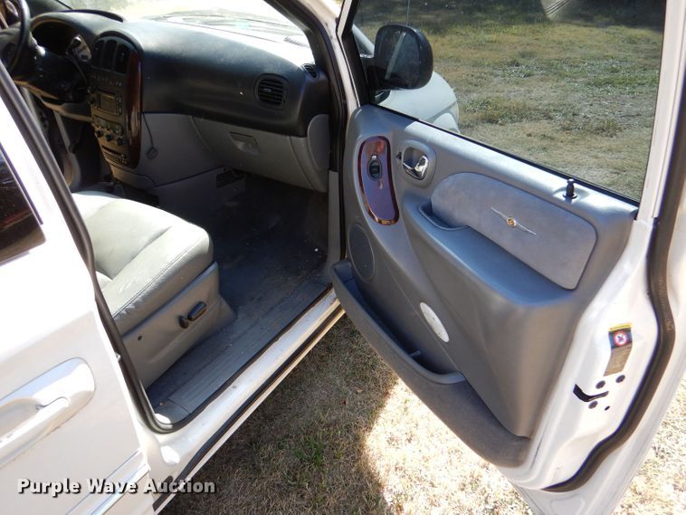image for item LU9657 2004 Chrysler Town & Country Limited van