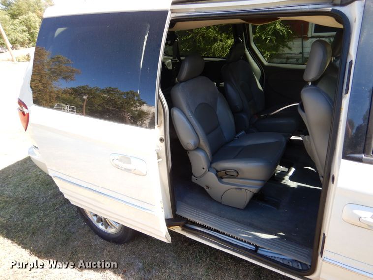 image for item LU9657 2004 Chrysler Town & Country Limited van