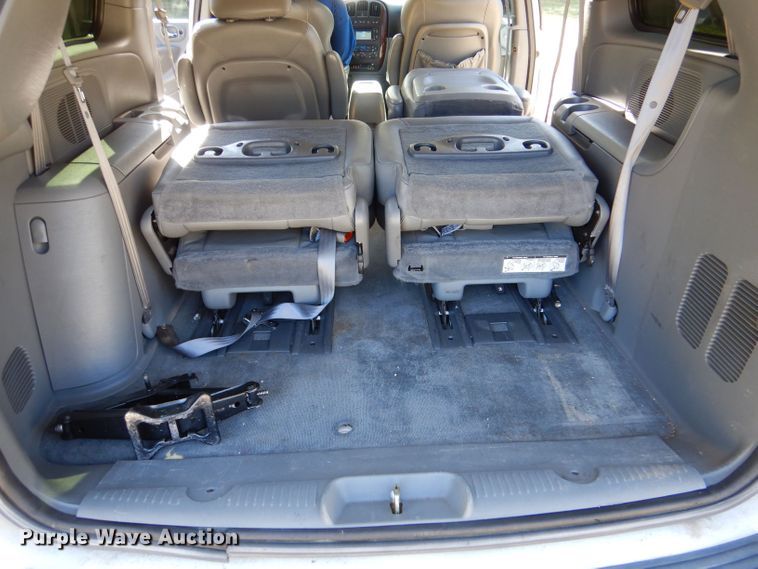 image for item LU9657 2004 Chrysler Town & Country Limited van