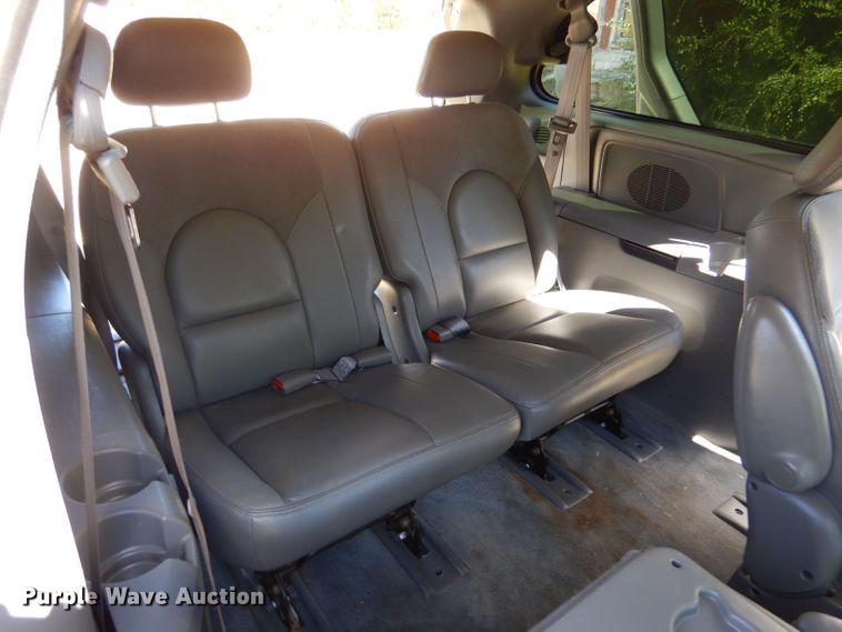 image for item LU9657 2004 Chrysler Town & Country Limited van