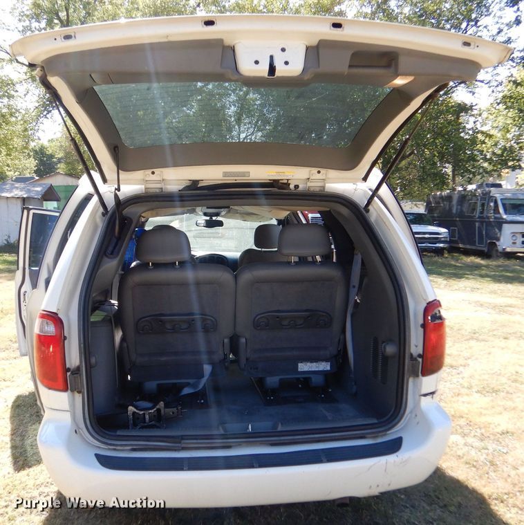 image for item LU9657 2004 Chrysler Town & Country Limited van