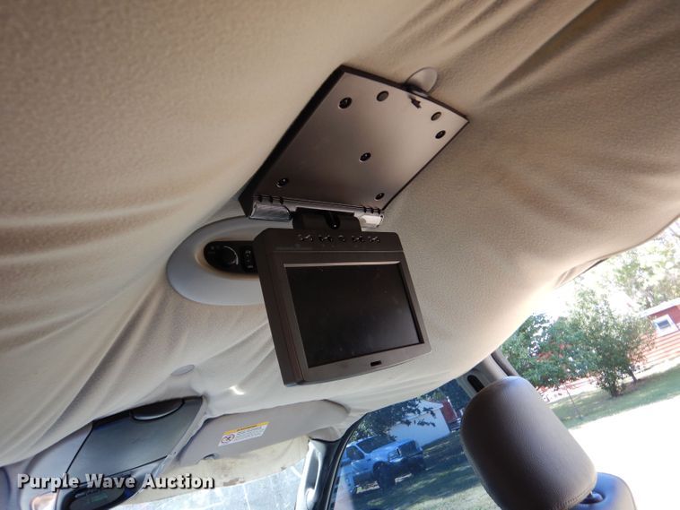 image for item LU9657 2004 Chrysler Town & Country Limited van