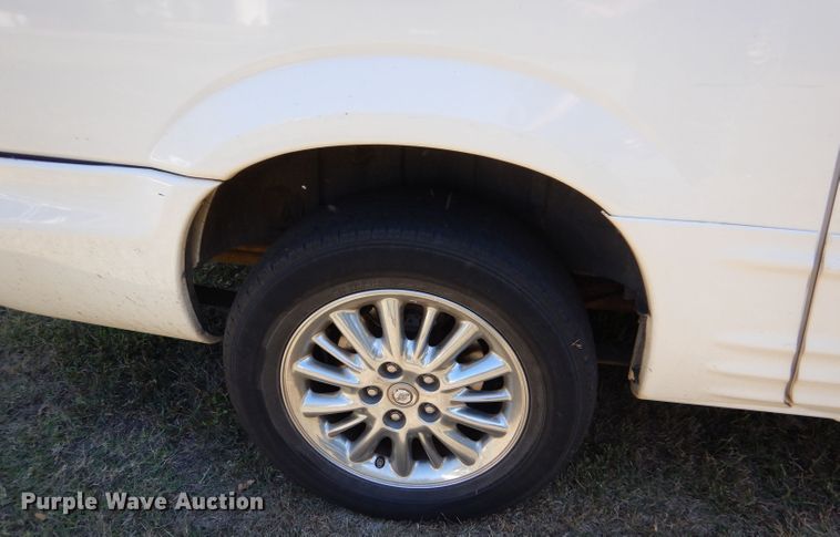 image for item LU9657 2004 Chrysler Town & Country Limited van