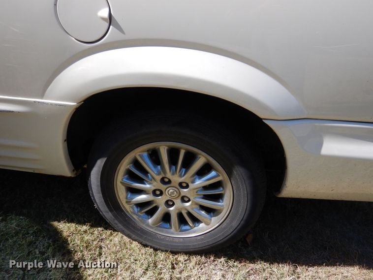 image for item LU9657 2004 Chrysler Town & Country Limited van