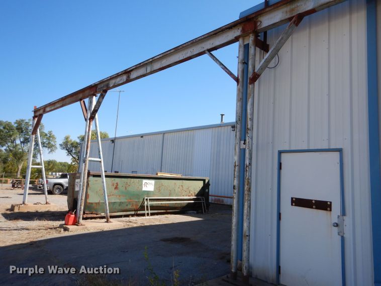 image for item LU9662 Straddle crane
