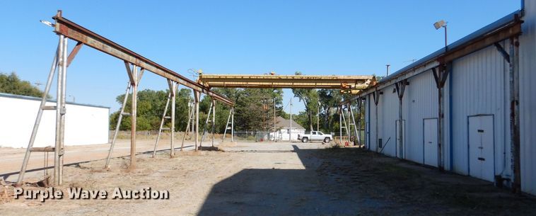image for item LU9662 Straddle crane
