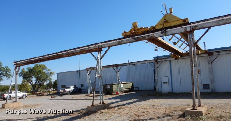 image for item LU9662 Straddle crane