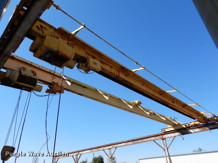 image for item LU9662 Straddle crane