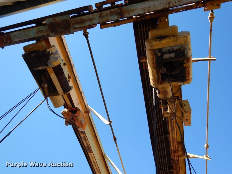 image for item LU9662 Straddle crane