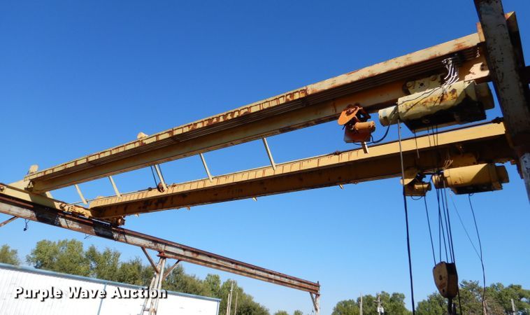 image for item LU9662 Straddle crane