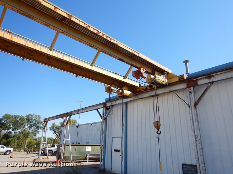 image for item LU9662 Straddle crane