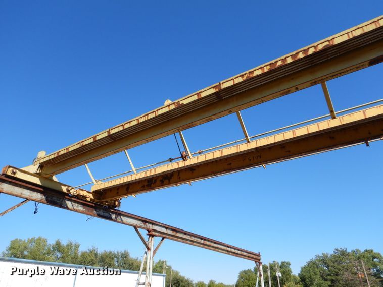 image for item LU9662 Straddle crane