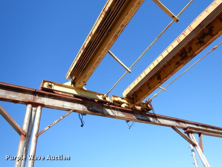 image for item LU9662 Straddle crane