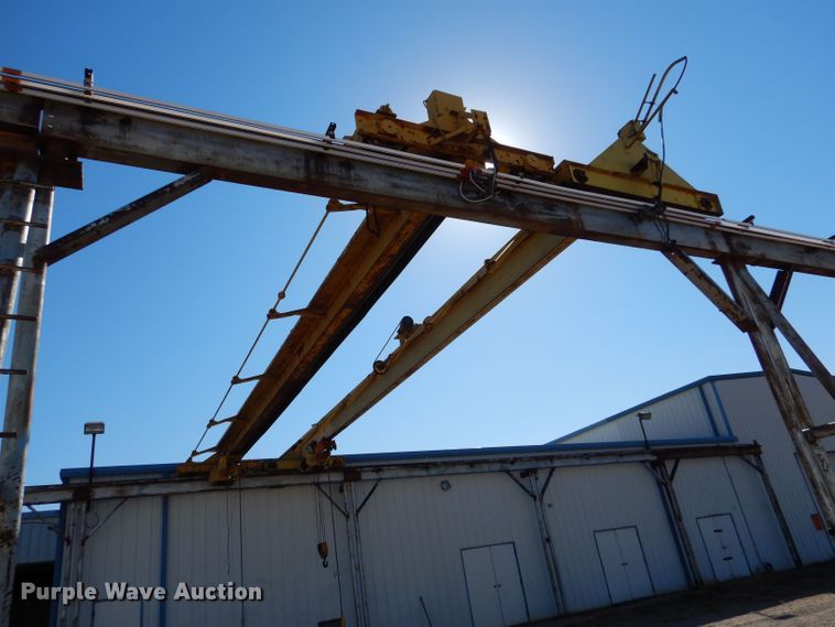 image for item LU9662 Straddle crane