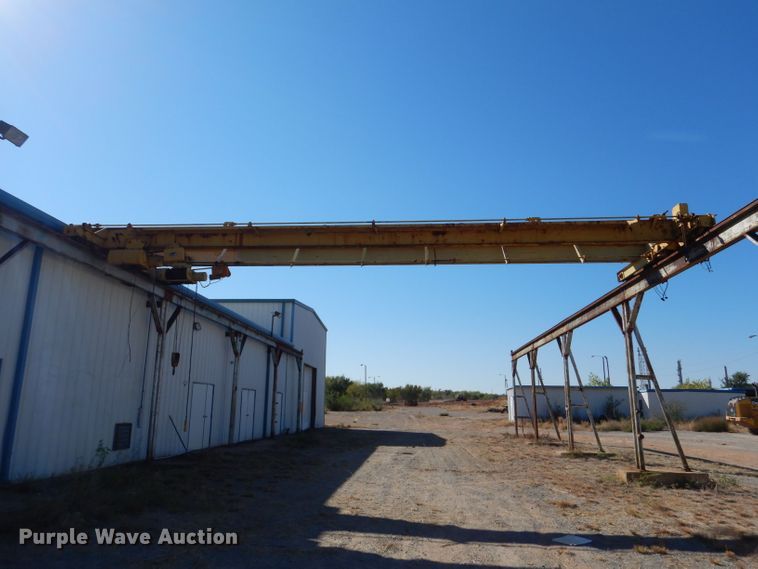 image for item LU9662 Straddle crane