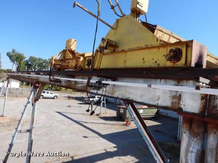 image for item LU9662 Straddle crane