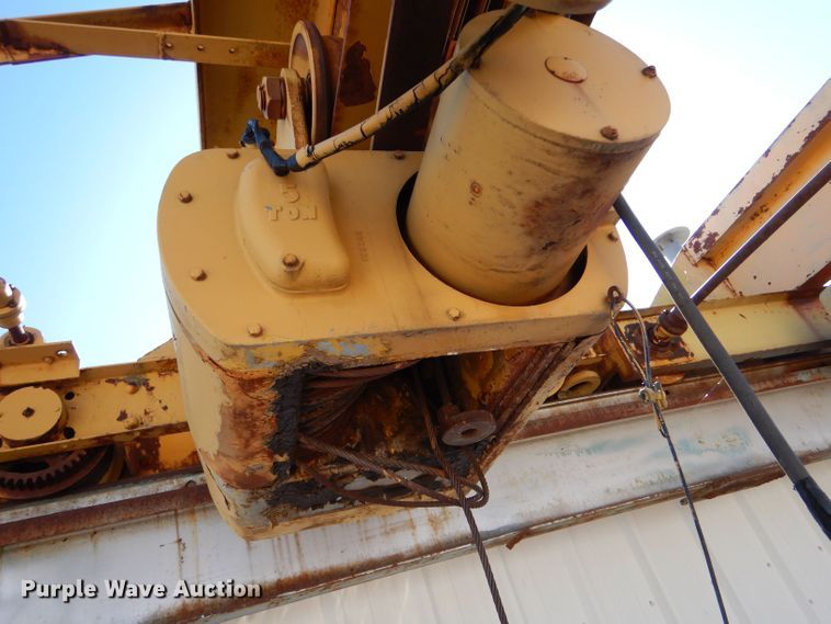 image for item LU9662 Straddle crane