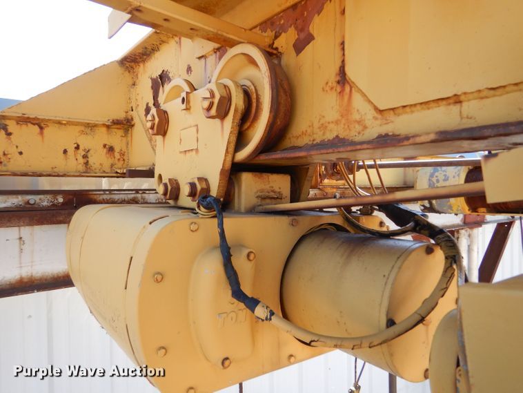 image for item LU9662 Straddle crane
