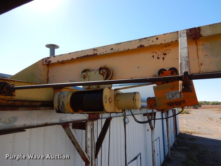image for item LU9662 Straddle crane