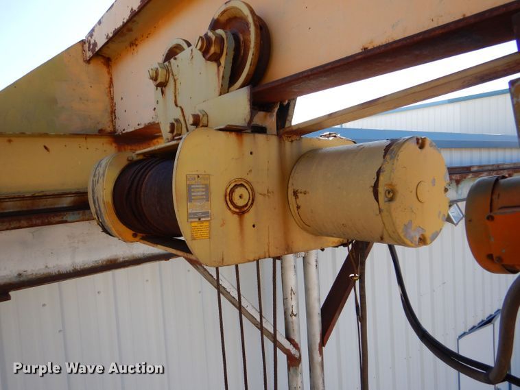image for item LU9662 Straddle crane
