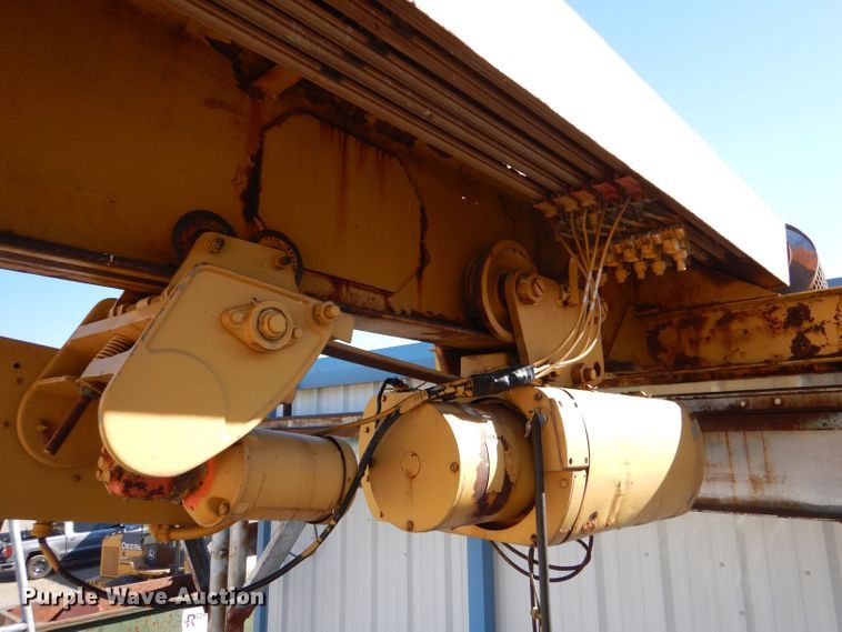 image for item LU9662 Straddle crane