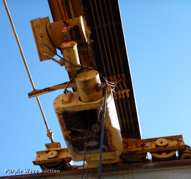image for item LU9662 Straddle crane