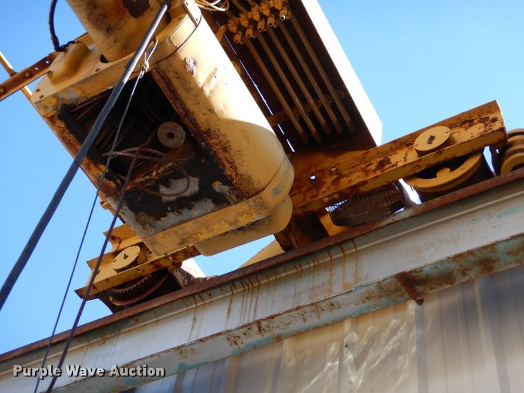 image for item LU9662 Straddle crane