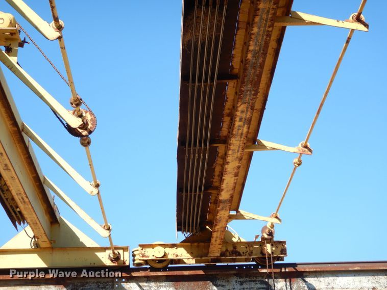 image for item LU9662 Straddle crane