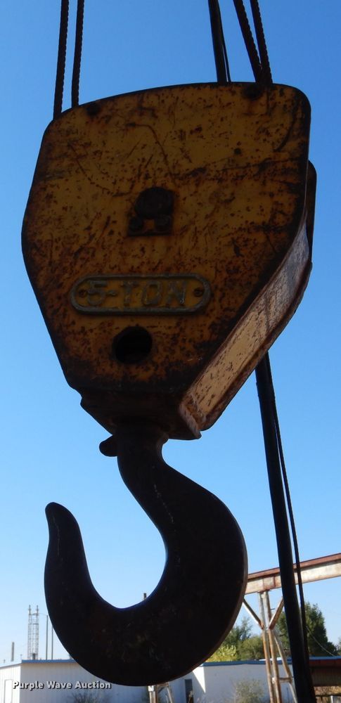 image for item LU9662 Straddle crane