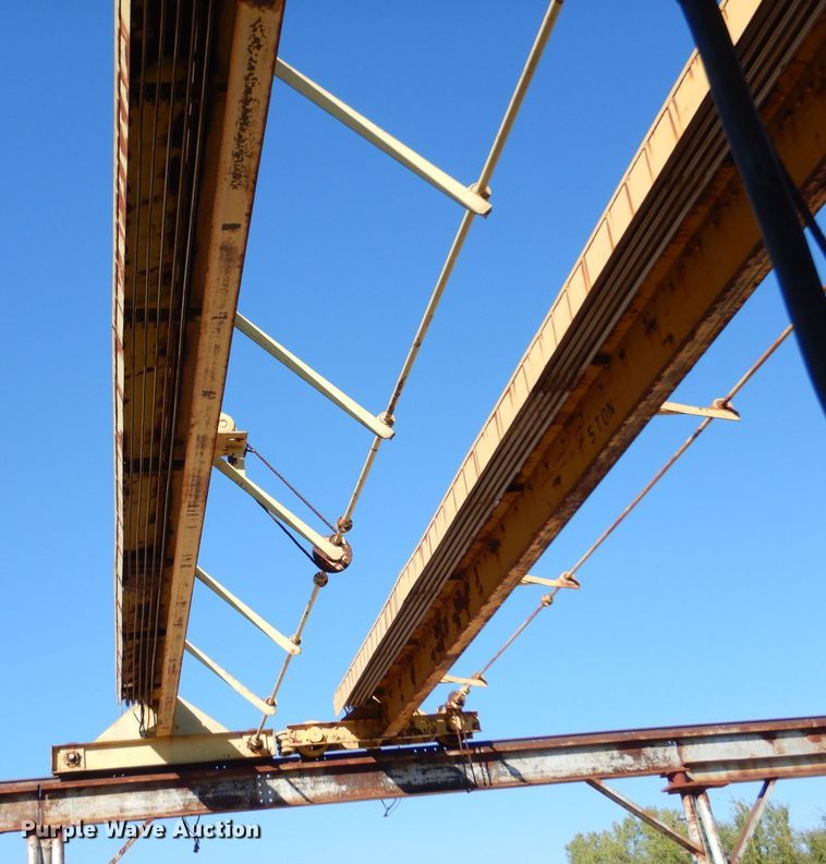 image for item LU9662 Straddle crane
