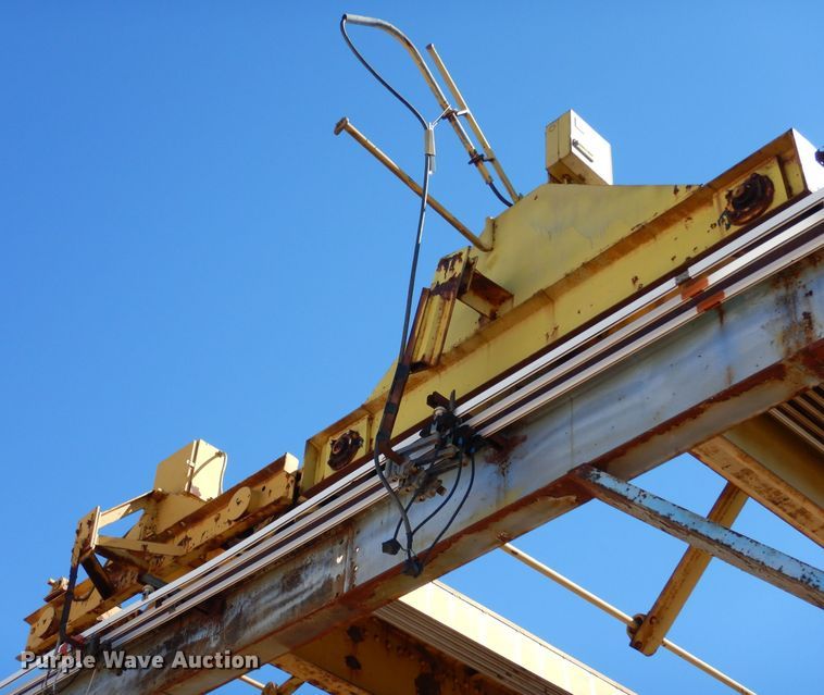 image for item LU9662 Straddle crane
