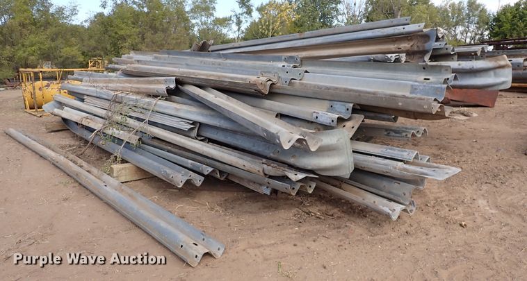 image for item LU9689 Approximately 125 pieces of guard rail