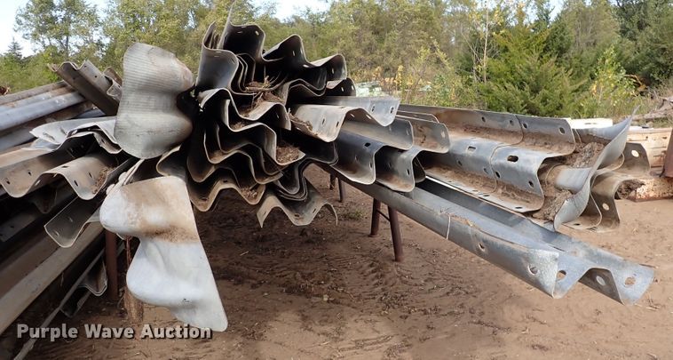 image for item LU9689 Approximately 125 pieces of guard rail