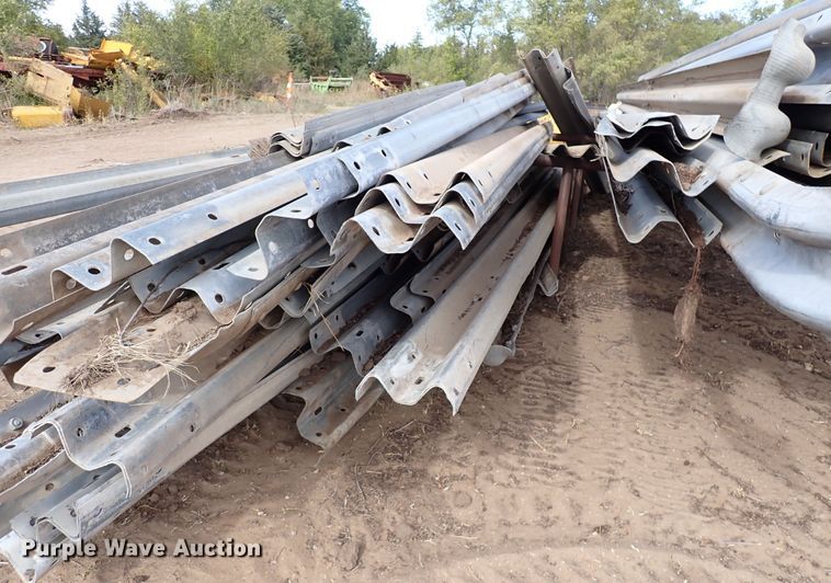 image for item LU9689 Approximately 125 pieces of guard rail