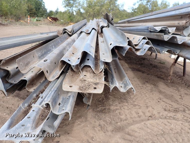 image for item LU9689 Approximately 125 pieces of guard rail
