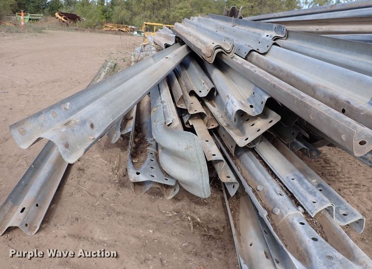 image for item LU9689 Approximately 125 pieces of guard rail