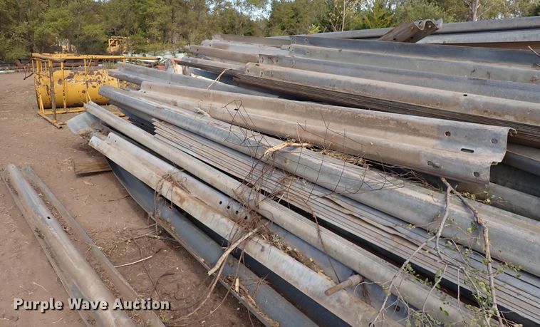 image for item LU9689 Approximately 125 pieces of guard rail