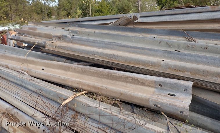 image for item LU9689 Approximately 125 pieces of guard rail