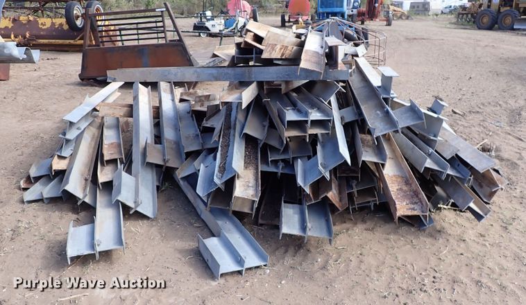 image for item LU9689 Approximately 125 pieces of guard rail