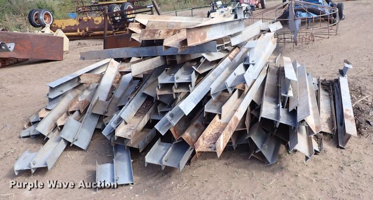 image for item LU9689 Approximately 125 pieces of guard rail