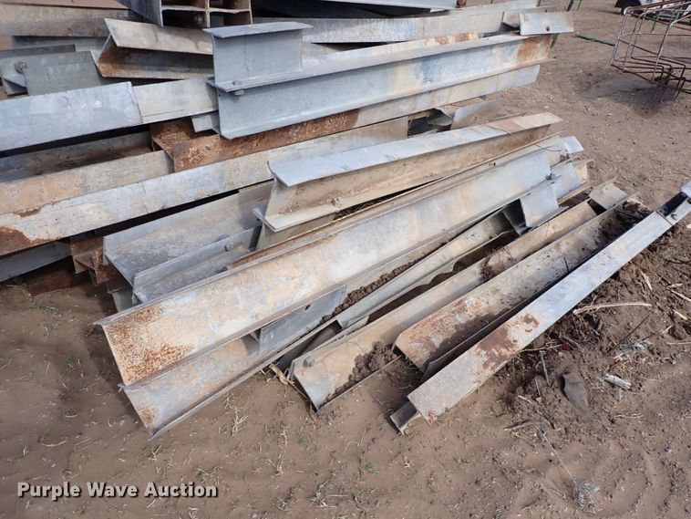 image for item LU9689 Approximately 125 pieces of guard rail