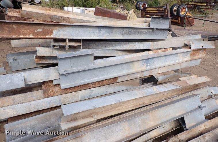 image for item LU9689 Approximately 125 pieces of guard rail