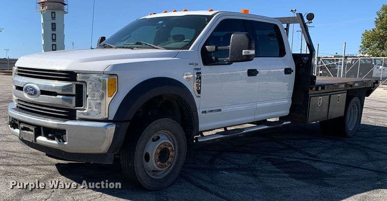 image for item MH9843 2017 Ford F450 Super Duty XLT  Crew Cab flatbed truck