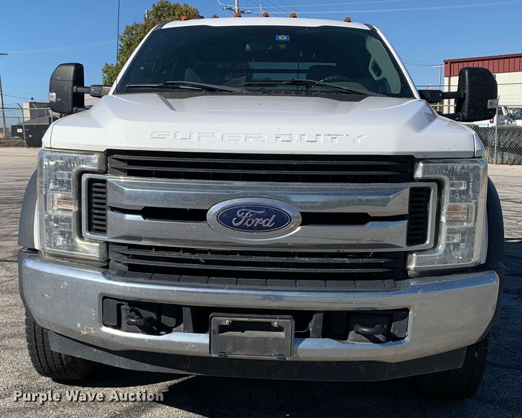image for item MH9843 2017 Ford F450 Super Duty XLT  Crew Cab flatbed truck