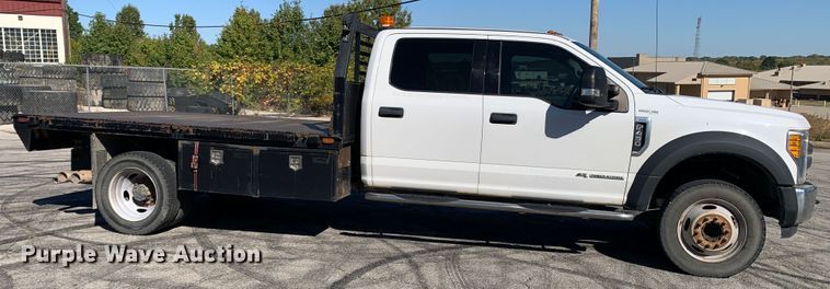 image for item MH9843 2017 Ford F450 Super Duty XLT  Crew Cab flatbed truck