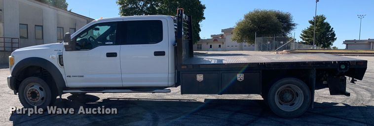 image for item MH9843 2017 Ford F450 Super Duty XLT  Crew Cab flatbed truck