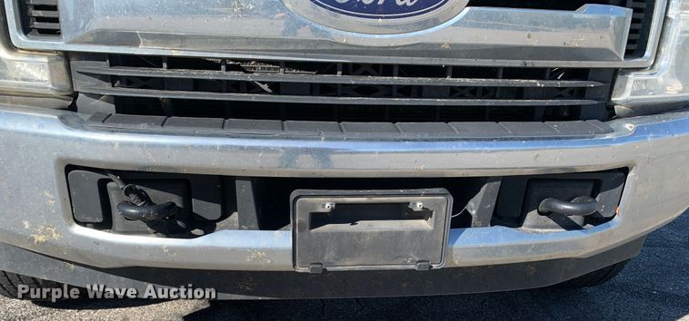 image for item MH9843 2017 Ford F450 Super Duty XLT  Crew Cab flatbed truck