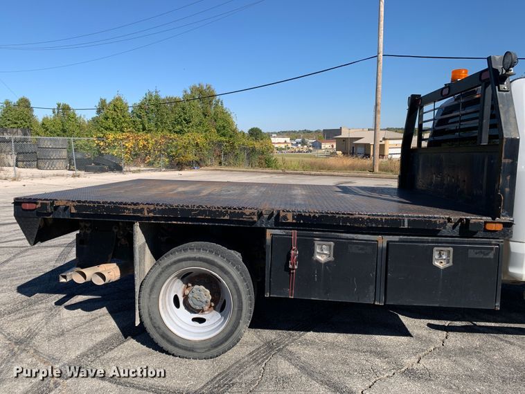 image for item MH9843 2017 Ford F450 Super Duty XLT  Crew Cab flatbed truck