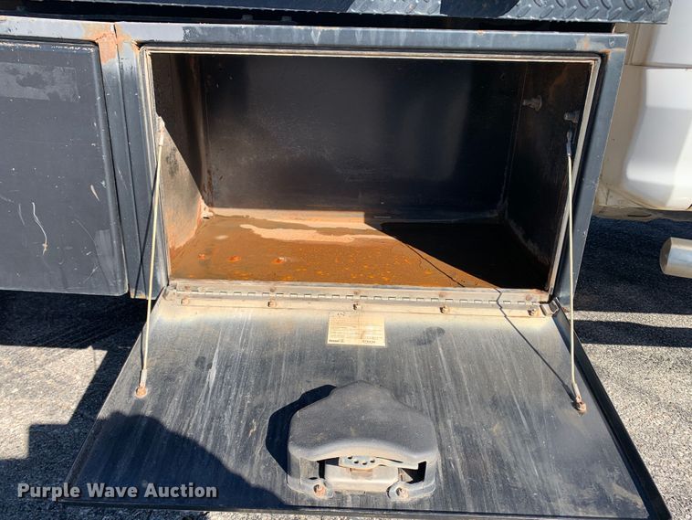 image for item MH9843 2017 Ford F450 Super Duty XLT  Crew Cab flatbed truck