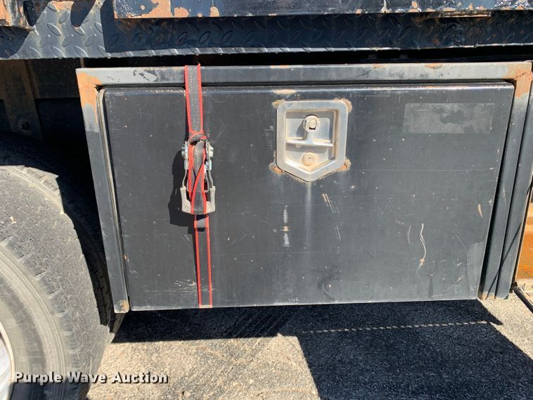 image for item MH9843 2017 Ford F450 Super Duty XLT  Crew Cab flatbed truck